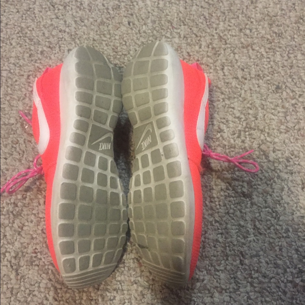Nike Women's Roshe Sneakers - Picture 6 of 7